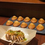 スガラボヴィー - 塩キャラメルチョコの中にヨーグルトアイスの入ったデザート(手前)、ふんわり軽やかなマドレーヌ。