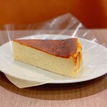 フルーツケーキファクトリー  - バスクチーズケーキ＠どっしりとしたベイクドチーズ。底はサクサクのシュクレ。半ナマ感はなくかなりヘビー