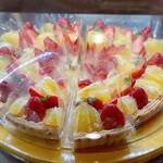 フルーツケーキファクトリー  - 春苺と宇和ゴールドのタルト