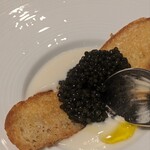 スガラボヴィー - トッピングにはスライスしたブリオッシュへバターを塗って焼いたものと、キャビア。新玉ねぎの柔らかな甘みがキャビアの塩気、ブリオッシュの香ばしさを包みます。