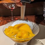 スガラボヴィー - 宮崎マンゴー。甘み、酸味、風味、口当たり。どれもバランスのとれた一品。甘くも軽やかな宮崎マンゴー、パッションの効いたソースに、ココナッツの爽やかな風味が効いたエスプーマ。メレンゲのアクセント。