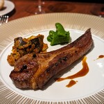 スガラボヴィー - 北海道足寄石田めん羊牧場子羊富田林ナカスジファームナス。仔羊の身は柔らかく脂は甘くぷりっとしており、咀嚼の度に若々しくて綺麗な旨味を感じる。付け合せも美味しかった！