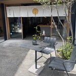 焼き芋専門店 維新蔵 - テラス席もありワンちゃんとご利用頂けます。