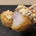 スガラボヴィー - 甘鯛のフリットは絶妙な火入れ。
      身はしっとり、口の中でとろけるように解れていきます。
      タルタルソースも大好き。
      いぶりがっことらっきょうの食感と塩気のアクセント、そしてほのかにパプリカが香ります。