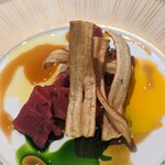 スガラボヴィー - 福島会津若松馬肉。質が良い。鉄っぽさや臭みは勿論なくて、もっちりと口の中でとろけます。合わせるソースは湯沢醤油、人参のソース、ハーブのソース。少しずつ混ざると、まろやかな塩味や甘み、爽やかさが絡む。