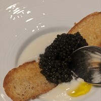 スガラボヴィー - トッピングにはスライスしたブリオッシュへバターを塗って焼いたものと、キャビア。新玉ねぎの柔らかな甘みがキャビアの塩気、ブリオッシュの香ばしさを包みます。
