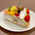 フルーツケーキファクトリー  - プレミアムフルーツタルト＠グレフル、マンゴー、キウイ、オレンジ、パイン、いちご、ブルーベリー、ぶどう、メロン、ホイップ、ジェノワーズ