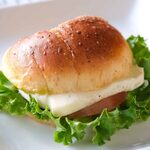 アップ!ベイカー - 塩パンサンド(トマト&モッツァレラ)