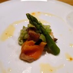 248443107 - 冷たい前菜：サラダ仕立ての福井サーモン、蛸、独活、アスパラ 柑橘のドレッシング