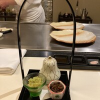ステーキハウス四季 - 前菜の蓋がかかっているのが卵豆腐、たけのこ、牛肉のしぐれ煮