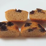 クレーム フレーズ ジェノワーズ - ミニレーズンフィナンシェ断面。アーモンド感のしっかりした生地の上部にラム酒感が強いレーズンが埋め込まれている。