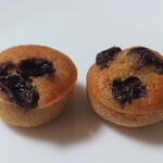 クレーム フレーズ ジェノワーズ - 小さな粒に味がぎゅっと詰まった濃縮感のある、ラム酒が効いた大人向けの一品。