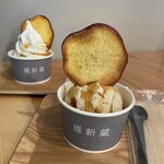 焼き芋専門店 維新蔵 - どろあめソフトと焼き芋アイス。どちらも人気です。