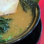 近江道家 - この系譜の中では醤油感控えめなスープ。