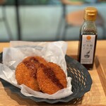 焼き芋専門店 維新蔵 - お芋屋さんのコロッケ。どろ飴入りの甘めのソースが良く合います。