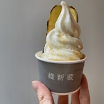 焼き芋専門店 維新蔵 - こだわりのミルクソフトとどろ飴の相性は◎