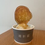 焼き芋専門店 維新蔵 - 皮ごと練り込んだ蜜芋入り、お芋感たっぷりの焼き芋アイス。