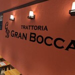 TRATTORIA GRAN BOCCA - お昼は行列の椅子です