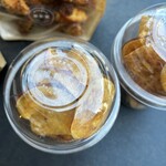 焼き芋専門店 維新蔵 - お芋のチップス。塩味、どろ飴シロップの付いた甘塩っぱい味、2種類ございます。