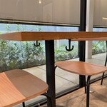 焼き芋専門店 維新蔵 - テーブルの下にはフックがついておりお鞄を掛けて頂けます。是非ご利用下さいませ