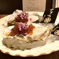 和食しんくろ - 大きな生牡蠣に、ポン酢のジュレ❣️