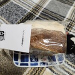 畑のコウボパン タロー屋 - 3枚に切り分けてサラダ系の具材と焼きベーコンをサンドします(^^)