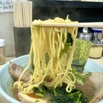 横浜家系ラーメン 田中 - 「得ラーメン 並」の麺
            2024年5月28日