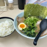 横浜家系ラーメン 田中 - 得ラーメン 並 950円、ライス (無料)
            2024年5月28日