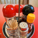 中華料理 佐世保 四海楼 - 卓上の調味料。