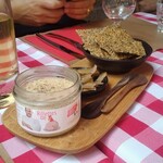 la Un, Deux, Trois - チキンリエットとセサミクラッカー&ピクルス