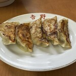 ニュー吉野 - 餃子(5個)　300円　野菜多め(タネ少ない)