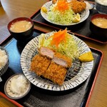 とんかつ・トンテキ たつまきや - 上ヒレかつ定食（ご飯大盛）手前と上ロースかつ定食（ご飯大盛）の比べっこ