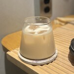 アンドテイ - 『日本茶ミルクティー(ICED)』
            茶葉：国産烏龍茶
            プラントミルク：マイナーフィギュアオーツ
            甘さ：ストレート