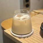 アンドテイ - 『日本茶ミルクティー(ICED)』
      茶葉：国産烏龍茶
      プラントミルク：マイナーフィギュアオーツ
      甘さ：ストレート
