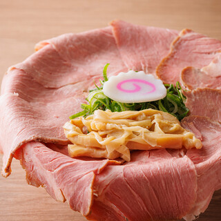 味わいを引き立てる特製醤油タレ・レアチャーシューにもご注目