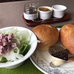 レストラン雪河亭 - ロシア風サラダとパンとピロシキ