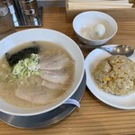 Raamen Waya - ラーメン７５０円　Ｃセット（半チャーハン）３５０円　茹で玉子（無料）