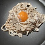 Cheese Tavern CASCINA - 溶けたチーズとパスタを和えたあと、卵黄をのせ黒トリュフを削ってくれます。パフォーマンス見応えあるしとても良い香り！麺はすごく太くて驚きでした。