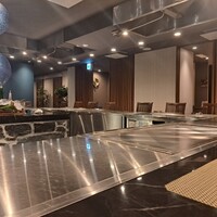鉄板ステーキ 柏みその - 鉄板の醍醐味、カウンター
