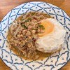 タイ屋台料理ヌードル＆ライス TUKTUK - 料理写真:鶏挽肉と野菜の辛み炒めのせご飯（目玉焼き付）