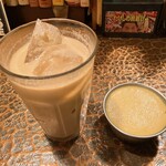 タイニーカフェ - アイスチャイ、プリン