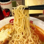 Taiyouno Tomato Men - 太陽のチーズラーメン、麺リフトアップ