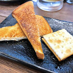 立ち呑み ビアジオ - クラッカーだけではなく、カリカリに焼かれたトーストが付いているのが良いですよ。