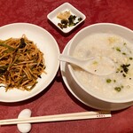 月苑飯店 - かなりのポーリューム 私はチャウメンをテイクアウトしてます。これで1500円満足