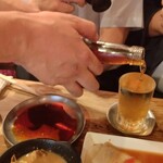 Shimon ya - 梅割り金宮焼酎を注ぐところ。