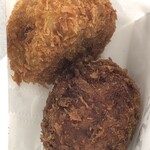 牛蔵売店 - 左がコロッケ、右がメンチ
