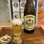 Kicchin Kiraku - 瓶ビール（中）¥750にはメンマのつまみ付き。（今日はさらに肉カス付き）