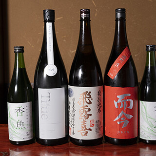 通も唸る日本酒は10種類を完備。種類豊富な定番のドリンクも◎