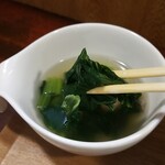 キッチン ブルー グローブ - 具沢山なほうれん草を取り出し