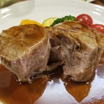 キッチン ブルー グローブ - 豚肩ロースポシェをカット、どちらから食べる？